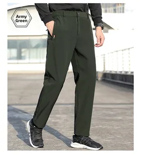 Détail du pantalon d'extérieur vert armée avec taille élastique et poches zippées