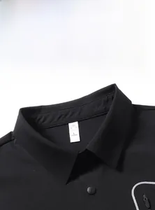 Gros plan du col d'un polo noir pour homme avec étiquette taille L et texture lisse