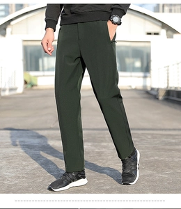 Photo de plein air d'un pantalon de sport homme vert foncé extensible à coupe droite épurée