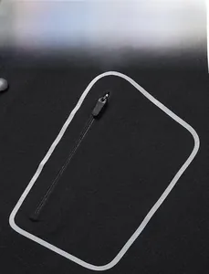 Gros plan du film réfléchissant par transfert thermique sur une veste noire zippée