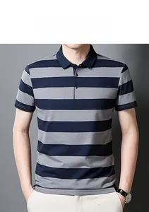 Détail d'un polo rayé pour hommes coupe slim avec texture en maille et patte à trois boutons