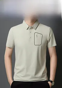 Détail d'un polo pour hommes gris clair avec une poche zippée élégante sur la poitrine