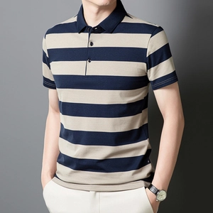 Détail du polo rayé bleu marine et beige pour homme avec col à revers et coupe ajustée