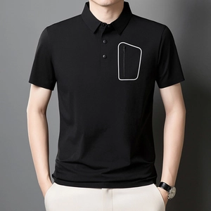 Détail du polo noir pour homme montrant une poche zippée blanche unique et le revers