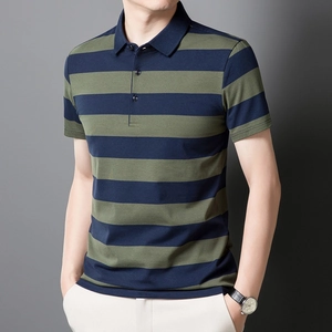 Texture détaillée du polo en coton piqué à rayures bleu marine et vert olive avec poignets