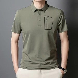Détail du polo pour hommes vert olive avec une poche de poitrine zippée moderne et texture