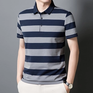 Détail d'un polo rayé pour homme en coton avec col classique et boutons élégants