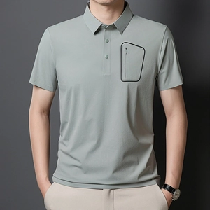 Vue détaillée du polo pour hommes gris-vert avec poche zippée et col boutonné chic