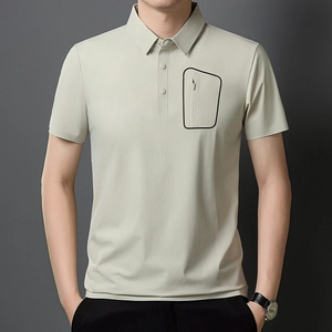Gros plan détaillé du polo pour hommes avec poche zippée noire et col à trois boutons