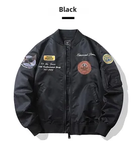 Détail de patchs brodés militaires sur un blouson bomber noir avec poignets côtelés
