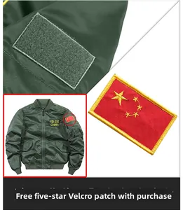 Détail du blouson aviateur MA-1 vert en nylon avec broderie Chine et écusson à scratch velcro
