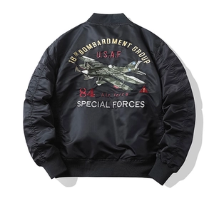 Détail de la broderie de bombardier et texte USAF au dos du blouson d'aviateur noir
