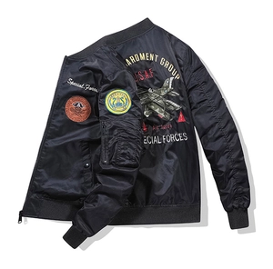 Détail du blouson aviateur avec broderie d'avion et écussons des forces spéciales