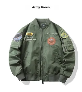 Détail du bomber vert armée avec des patchs militaires et poignets en tricot