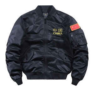 Détail de la broderie China et du patch drapeau sur la manche du blouson bomber MA1