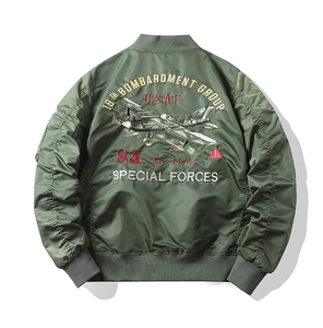 Détail du dos d'un blouson aviateur vert avec broderie d'avion de chasse et texte militaire
