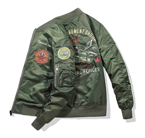 Détails du blouson aviateur vert armée avec des écussons militaires et broderie d'avion
