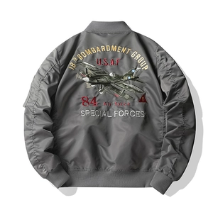 Détail du dos de la veste bomber avec broderie U.S.A.F et design d'avion militaire