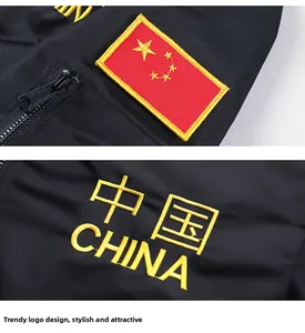 Détail du blouson aviateur MA-1 avec broderie dorée China et écusson drapeau national rouge