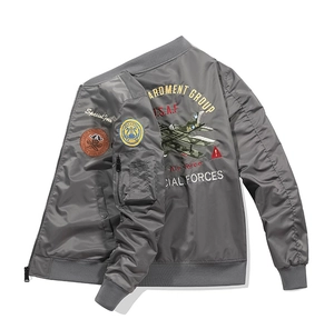 Détail du blouson aviateur gris avec broderie militaire et poche de manche utile