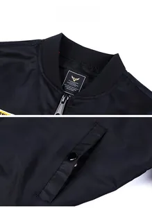 Détail du col en maille, étiquette de marque et poche à bouton-pression du blouson aviateur