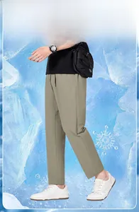 Détail du pantalon en soie glacée vert olive pour homme avec taille élastique et effet frais