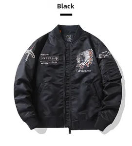 Détail du blouson bomber MA1 noir avec patchs brodés vintage et bords-côtes élastiques