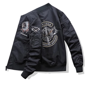 Broderie détaillée du blason guerrier scandinave au dos d'un blouson aviateur noir