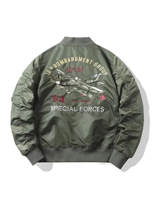 Blouson bomber vert armée avec broderie détaillée d'un biplan militaire sur la vue arrière