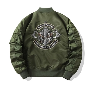 Vue arrière du blouson aviateur vert olive avec broderie détaillée de guerrier nordique