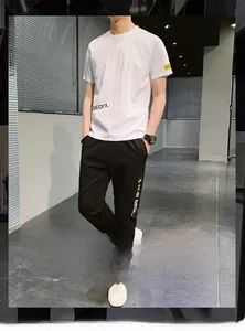 Dettaglio del set sportivo estivo da uomo con t-shirt in seta di ghiaccio e pantaloni