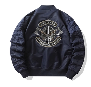 Détail du blouson aviateur bleu marine avec motif brodé de guerrier scandinave au dos