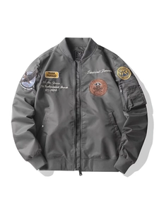 Bombardier homme gris foncé avec écussons militaires et broderies sur fond blanc neutre