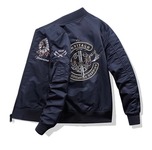 Vue détaillée du blouson aviateur bleu marine avec broderies premium de style héritage