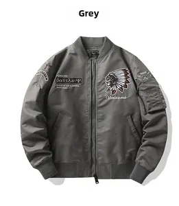 Détails de la broderie amérindienne sur le blouson bomber MA-1 gris pour hommes