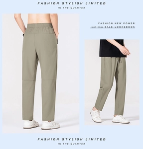 Détail de la taille élastique et du tissu lisse du pantalon fluide en soie glacée homme