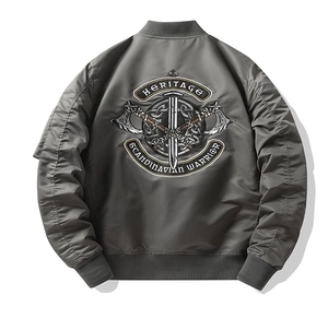 Détail du dos d'un blouson aviateur avec broderie de bouclier de guerrier scandinave