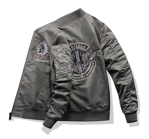Détail arrière d'un blouson aviateur MA1 gris avec broderie héritage scandinave sur le dos