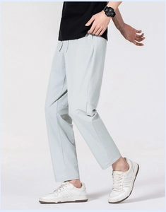 Détail d'un pantalon en soie glacée gris clair avec taille élastique à cordon et coupe droite