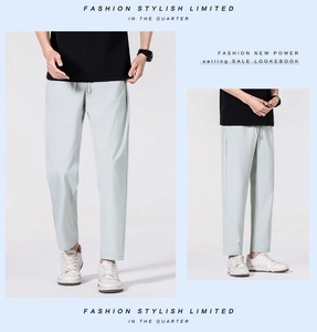 Vue détaillée du pantalon en soie glacée bleu-gris pour homme avec cordon et coupe droite