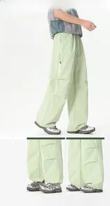 Détail de l'ourlet à cordon réglable et du tissu coupe-vent du pantalon cargo vert