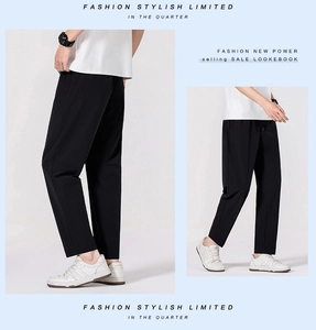 Vue détaillée du pantalon en soie glacée noire pour homme montrant le tissu respirant et fluide