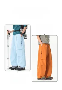 Détail du pantalon cargo avec poches zippées verticales et genoux plissés pour extérieur