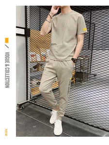 Dettaglio del set sportivo in seta di ghiaccio kaki con stampa e pantaloni joggers