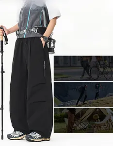 Détail du tissu imperméable à séchage rapide et des poches zippées du pantalon cargo