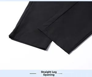 Vue détaillée de l'ouverture de jambe droite sur le pantalon en soie glacée extensible