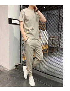 Dettaglio del set in seta di ghiaccio da uomo con T-shirt marrone chiaro e pantaloni