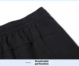 Détail de la taille élastique et du tissu en maille respirant du pantalon séchage rapide