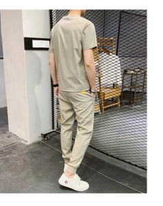 Dettaglio della vista posteriore del completo t-shirt in seta di ghiaccio e pantaloni