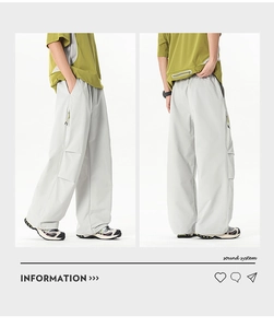 Détail de pantalon cargo gris clair montrant les poches latérales et la coupe large